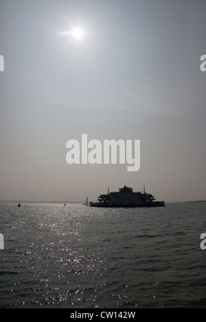 Stadt von Portsmouth, England. Silhouette Blick auf Wightlink Fähre MV St. Clare auf dem Weg von der Isle Of Wight nach Portsmouth. Stockfoto