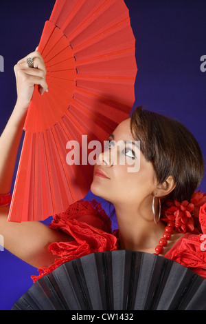 Junge spanische Flamenco-Tänzerin in Nahaufnahme mit ihren fans Stockfoto