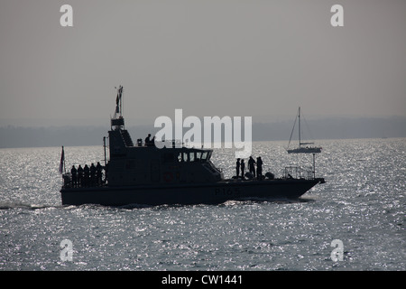 Stadt von Portsmouth, England. Silhouette Blick auf die Royal Navy Archer Class Patrouille und Schulschiff HMS Beispiel (P165). Stockfoto