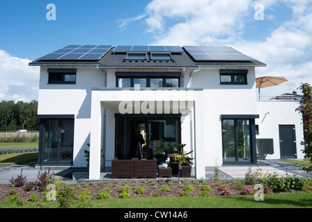 Moderne hoch effiziente Familie Energiehaus mit Sonnenkollektoren auf dem Dach in Deutschland Stockfoto