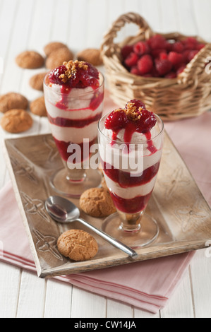 Himbeer-Syllabub Obst und Sahne dessert Stockfoto