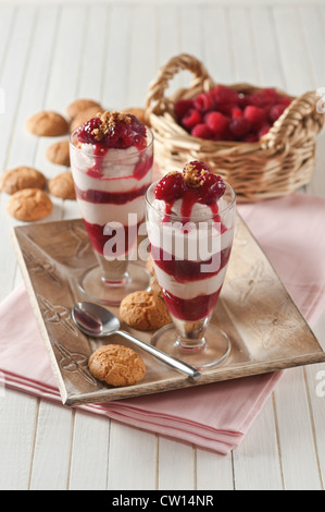 Himbeer-Syllabub Obst und Sahne dessert Stockfoto