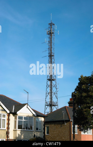 Handy-Mast in der Nähe von Behausungen. England, UK. Stockfoto