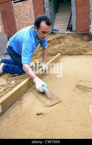 Sand für die Gründung einer Einfahrt zu legen. England, UK. Stockfoto