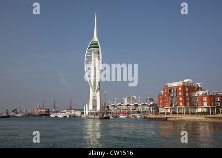 Stadt von Portsmouth, England. Malerische Aussicht auf Gunwharf Quays und 170 Meter hohe Spinnaker Tower. Stockfoto