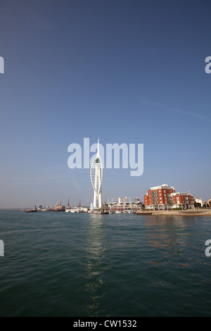 Stadt von Portsmouth, England. Malerische Aussicht auf Gunwharf Quays und 170 Meter hohe Spinnaker Tower. Stockfoto