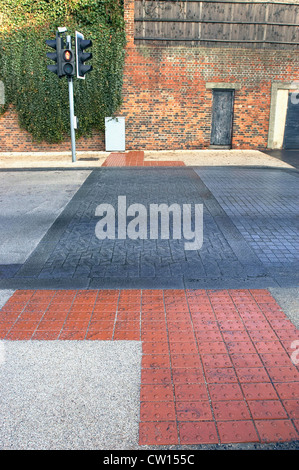 Kennzeichnung mit Funktion für blinde am Fußgängerüberweg Straße. VEREINIGTES KÖNIGREICH. Stockfoto