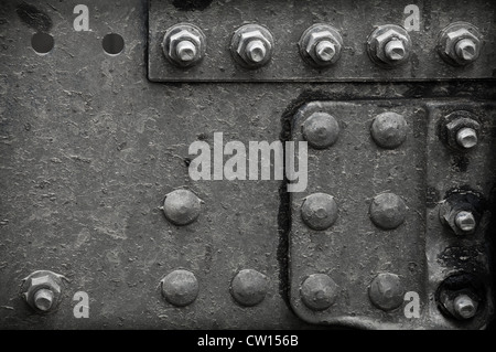 Industrielle abstrakten Hintergrundtextur mit schwarzen Stahlkonstruktion mit Schrauben und Nieten Stockfoto