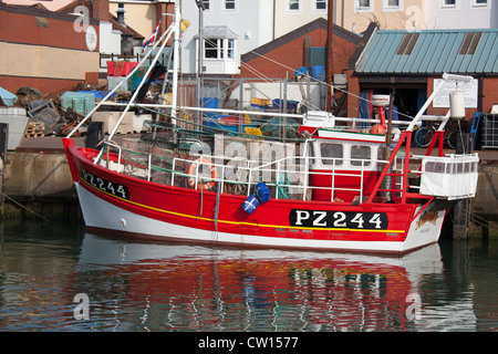 Stadt von Portsmouth, England. Malerische Aussicht auf einem roten Fischerboot Camber Kai festgemacht. Stockfoto