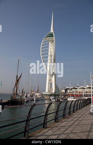 Stadt von Portsmouth, England. Malerische Aussicht auf Gunwharf Quays und 170 Meter hohe Spinnaker Tower. Stockfoto