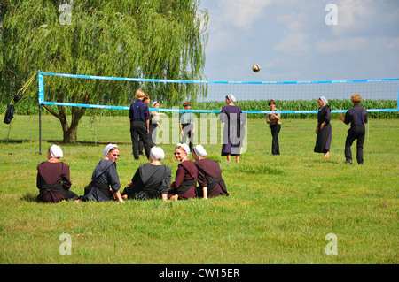 Amische Jugendliche Aktivität am Sonntag, Amish Country in Pennsylvania, USA - Volleyball spielen Stockfoto