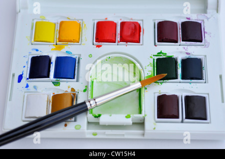 Winsor & Newton Cotman Hälfte-Pfanne Aquarellfarbe Set und Pinsel Stockfoto