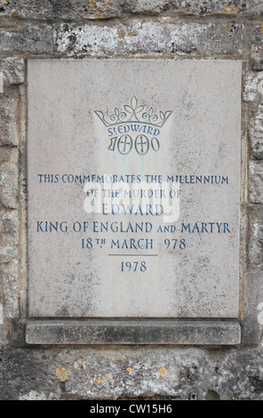 Gedenktafel anlässlich der Ermordung von Edward der Märtyrer König von Wessex (18 März 978) in Corfe Castle, Dorset, UK. Stockfoto