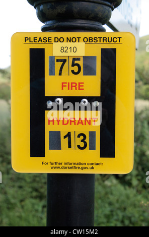 Ein generischer britische Hydranten Lage Zeichen auf einen Posten in Corfe Castle, Dorset, Großbritannien. Stockfoto