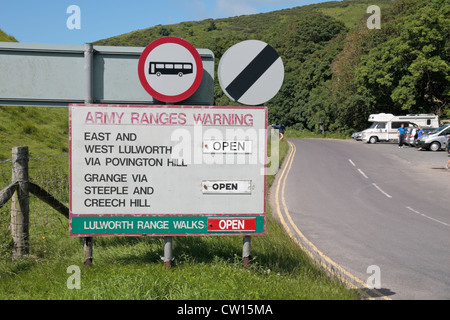 Verkehrszeichen Achtung der Armee feuern Bereich Aktivität in der Nähe von Corfe Castle, Dorset, UK. (Siehe Hinweise) Stockfoto