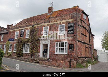 Die Rebe Baumhaus in Wendover, Buckinghamshire, Großbritannien mit Aces High Aviation & Militär-Kunstgalerie. Stockfoto