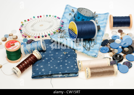 Haufen von Haushalt Nähen implementiert, Buttons und Pins etc. Stockfoto