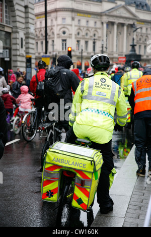 St John Ambulance Beistand, Fahrräder erlauben mehr schnell durch Massen mit medizinischen Geräten [nur zur redaktionellen Verwendung] bewegen Stockfoto