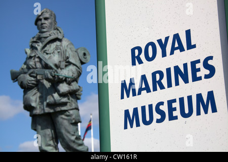 Stadt von Portsmouth, England. Die Yomper Bronze-Statue am Eingang Royal Marines Museums auf Eastney Esplanade. Stockfoto