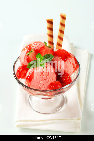 Erdbeer Eisbecher mit Wafer-sticks Stockfoto