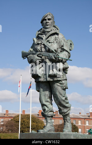 Stadt von Portsmouth, England. Die Yomper Bronze-Statue am Eingang Royal Marines Museums auf Eastney Esplanade. Stockfoto