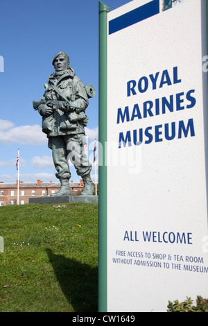 Stadt von Portsmouth, England. Die Yomper Bronze-Statue am Eingang Royal Marines Museums auf Eastney Esplanade. Stockfoto