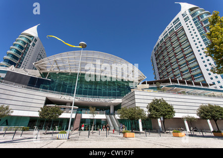 Vasco da Gama Shopping Center und São Gabriel und São Rafael Türme im Parque Das Nações (Park der Nation), Lissabon, Portugal. Stockfoto