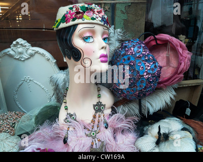 Ein Hut Display und Mannequin in einem Vintage-Shop-Fenster in der UK KATHY DEWITT Stockfoto