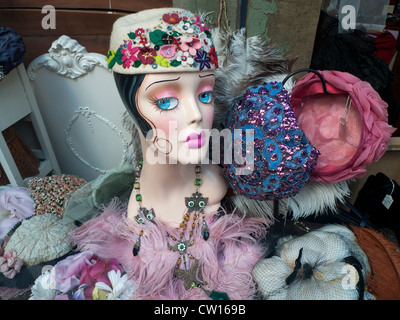 Ein Hut Display und Mannequin in einem Vintage-Shop Fenster Cardiff Wales UK KATHY DEWITT Stockfoto