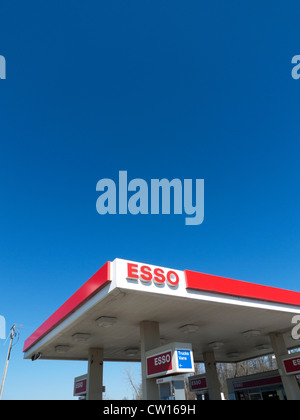 Esso Gas Tankstelle Zeichen und Blue sky Nordamerika. KATHY DEWITT Stockfoto