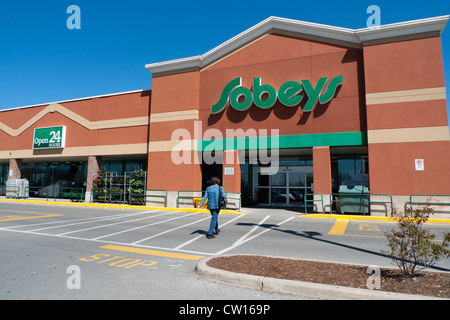 Ein Kunde, der zu Fuß in Richtung Eingang des 24-Stunden-Supermarkt Sobeys Ontario Kanada KATHY DEWITT Stockfoto