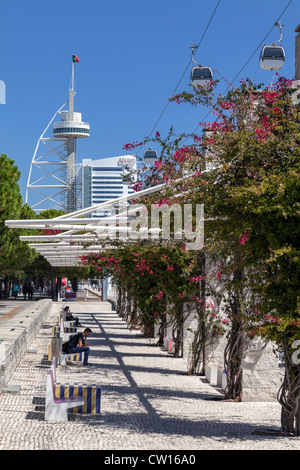 Passeio Ribeirinho (Waterfront Bürgersteig), Vasco da Gama Tower, unzähligen Hotels, Pendelbahn. Park der Nationen, Lissabon, Portugal Stockfoto