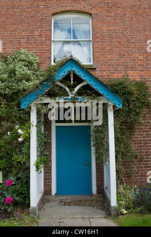 Veranda und blaue Eingangstür des Haus im Dorf von Brampton Bryan Herefordshire England UK Stockfoto