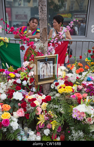 Ein Knoten an einem Baumstamm, die viele als ein Wunder, die Darstellung der Jungfrau Maria sehen, zieht meist hispanischen Gläubigen. Stockfoto