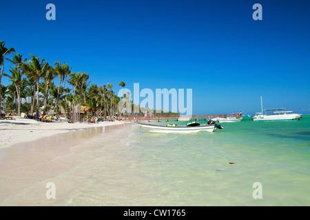 Holzsteg mit Booten am Karibik-Strand Stockfoto