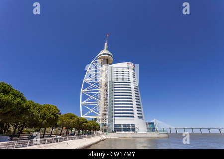 Vasco da Gama Tower, unzähligen Hotels und die Vasco da Gama Bridge im Park der Nationen (Parque Das Nações). Lissabon, Portugal. Stockfoto