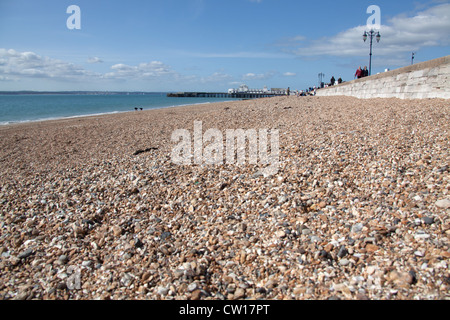 Stadt von Portsmouth, England. Der Kiesstrand in Southsea mit South Parade Pier im Hintergrund. Stockfoto