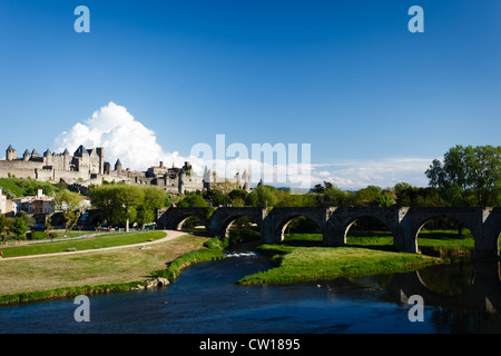 Panoramablick auf die mittelalterliche Stadt und die Alte Brücke von Carcassonne, Frankreich vom Canal du Midi an einem sonnigen Tag. Stockfoto