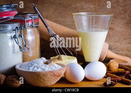 Stillleben mit traditionellen Backzutaten Stockfoto