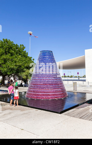 Wasser-Vulkan in der Ocean Avenue (Alameda Dos Oceanos) im Park der Nationen (Parque Das Nações), Lissabon, Portugal. Stockfoto