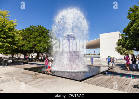 Wasser-Vulkan in der Ocean Avenue (Alameda Dos Oceanos) im Park der Nationen (Parque Das Nações), Lissabon, Portugal. Stockfoto