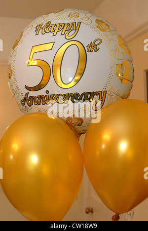 Golden, mit Helium gefüllte Ballons auf einer goldenen Hochzeit Party. Stockfoto