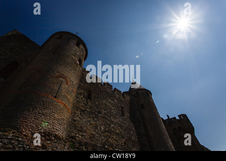 Der Mond reflektiert das Licht auf der mittelalterlichen Stadtmauer von Carcassonne, Frankreich. Stockfoto