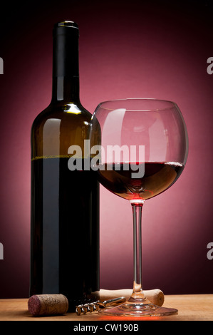 Verkostung Rotwein mit Glas, Flasche, Korken und Korkenzieher Stockfoto