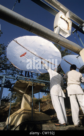 Indien Rajasthan Mount Abu, Solarkocher System mit parabolischer Konzentratoren in Brahma Kumari Ashram, die verarbeiteten Dampf in der Küche verwendeten 20.000 Mahlzeiten täglich vorzubereiten Stockfoto