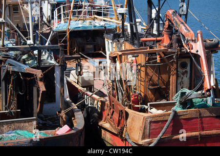 Stadt von Stornoway, Lewis. Fischereifahrzeuge reparaturbedürftig neben Stornoway Hafen. Stockfoto