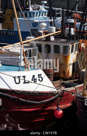 Stadt von Stornoway, Lewis. Fischereifahrzeuge reparaturbedürftig neben Stornoway Hafen. Stockfoto