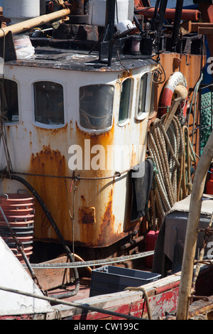 Stadt von Stornoway, Lewis. Fischereifahrzeuge reparaturbedürftig neben Stornoway Hafen. Stockfoto