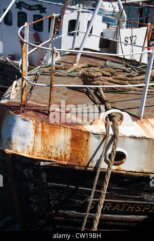 Stadt von Stornoway, Lewis. Fischereifahrzeuge reparaturbedürftig neben Stornoway Hafen. Stockfoto