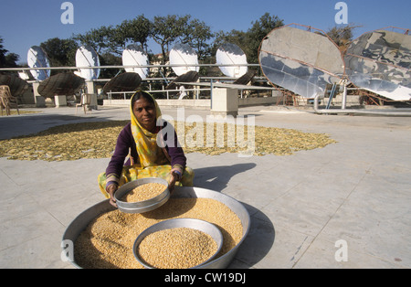 Indien Rajasthan Mount Abu, Solarkocher System mit parabolischer Konzentratoren in Brahma Kumari Ashram, die verarbeiteten Dampf in der Küche verwendeten 20.000 Mahlzeiten täglich vorzubereiten Stockfoto